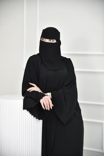 عباية نواعم بتطريز مموج على الحواف