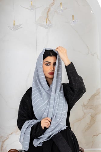 طرحة إلينا بلون رمادي مقلم