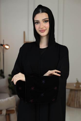 عباية عملية كريب بأكمام مخمل مطرزة