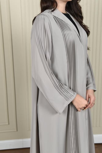 عباية رمادية ناعمة وكسرات مميزة