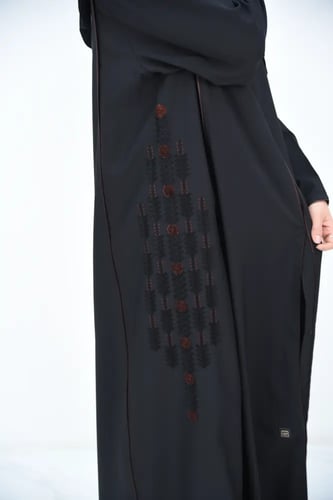 عباية مناسبات بتطريز بني واسود