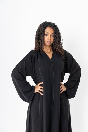 عباية مزينة بقيطان طولية من الامام والخلف