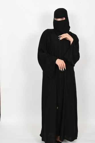 عباية عملية بأكمام مطرزة