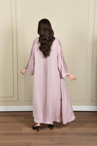 عباية وردية ناعمة بتصميم كسرات