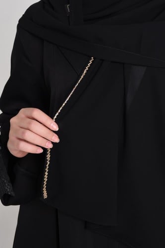 طرحة أنيقة بتطريز شك ذهبي يزين الحواف