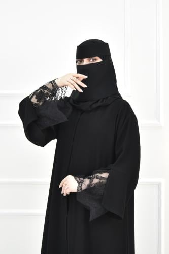 عباية كريب مع لمسة من الدانتيل والأكمام المفتوحة