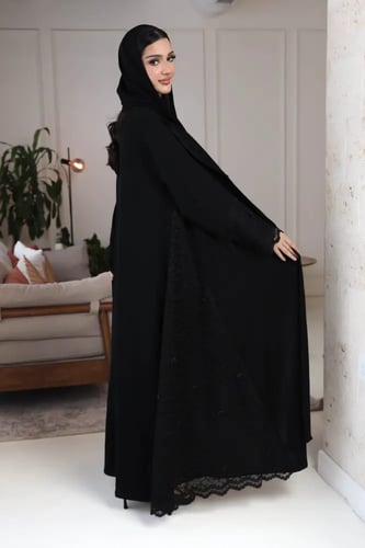عباية نص كلوش بتركيبة دانتيل ناعم