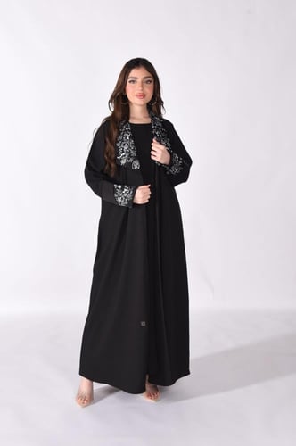 عباية بأكمام وياقة مزينة بتفاصيل بيضاء