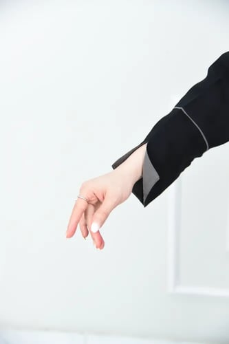 عباية نصف كلوش بقيطان رمادي وكسرات