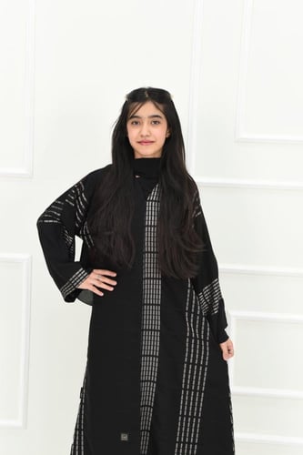 عباية بناتي جاكار مقلم بلون اوف وايت