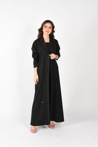 عباية كريب مزينة بقماش مقلم