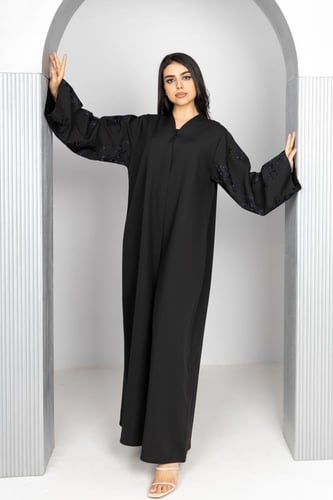 عباية بتطريز ملون كحلي مع اسود خفيف في الاكمام