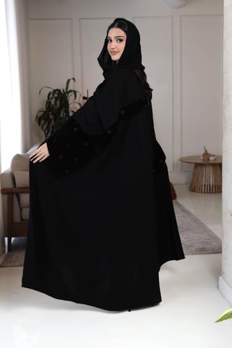 عباية عملية كريب بأكمام مخمل مطرزة