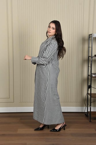 عباية بليزر مقلمة بالأبيض والأسود