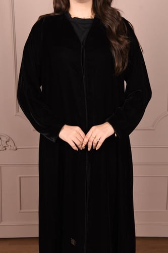 عباية شتوية مخملية بتصميم راقي