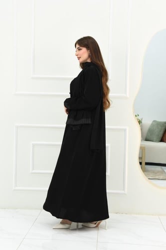 عباية ساحرة بتصميم مميز على الصدر والأكمام