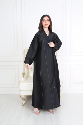 عباية بياقة مزينة بخطوط لامعة طولية