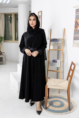 عباية كريب مزينة بقطعة أنيقة من جهة واحدة