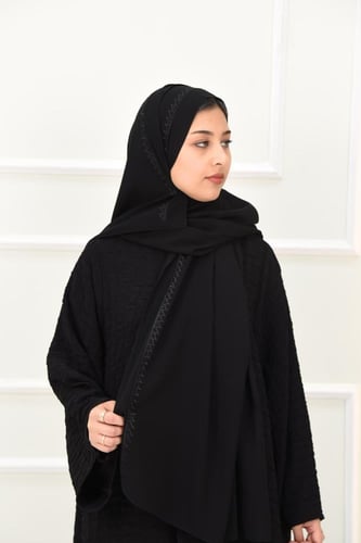 طرحة سوداء بحواف مطرزة بالاسود