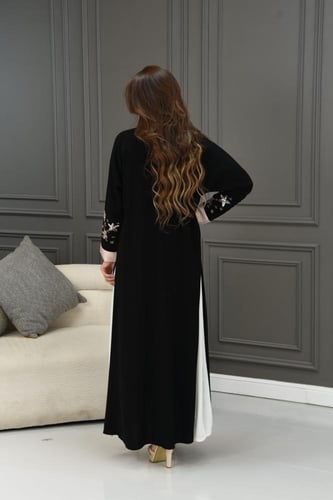 عباية بكسرات بيضاء وتطريز أنيق