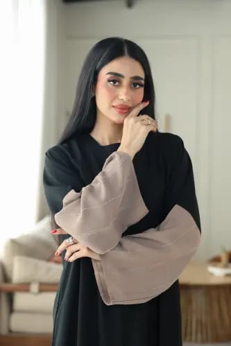 عباية كاجوال سوداء بكم مقلم بيج