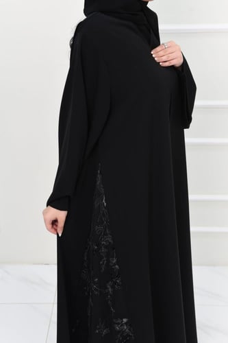 عباية مع تداخيل رائعة من الشيفون المطرز على الجوان...
