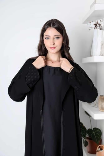 عباية بفستان داخلي وأكمام كيرف مفتوحة