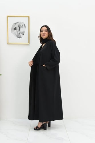 عباية كريب بياقة بتصميم راقي وتفاصيل انيقة