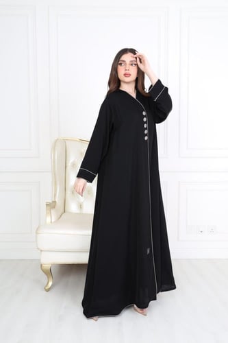 عباية مزينة بازرار قماشية وقيطان باللون البيج