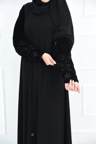 عباية كلوش ملكي بتفاصيل مخمل مطرز على الكم