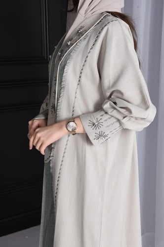 عباية كتان بلون بيج فاتح بتطريز ساحر من الخرز والأ...