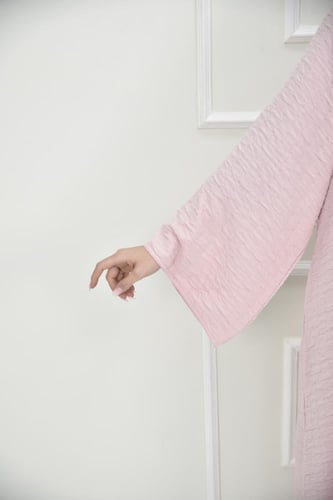 عباية ساحرة بقماش مموج بلون وردي