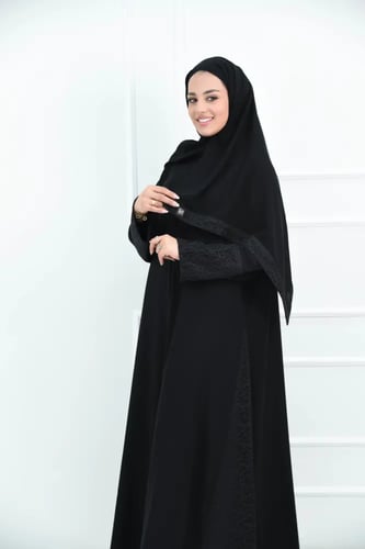 عباية نواعم بدانتيل جانبي مبطن – نعومة وفخامة هادئ...