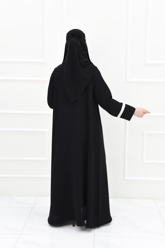 عباية عملية بتفاصيل فضية بياقة طبقتين وأكمام مفتوح...