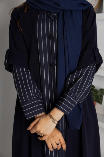 عباية شمواه كحلي بتنسيق مع الصوف المقلم