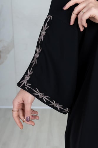 عباية مزينة بتطريز بالأكمام ومنسقة باللون البيج