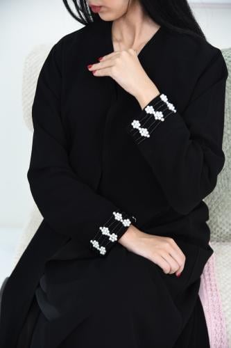 عباية بتفاصيل تطريز مميز على الأكمام