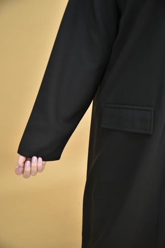 عباية بليزر كريب بياقة مزدوجة وجيوب عملية