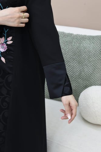 عباية سوداء بتطريز ملون