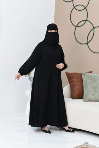 عباية كلوش مزينة بكسرات واشرطة من الكريستال