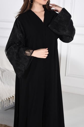 عباية ملكي بأكمام من الدانتيل الأنيق