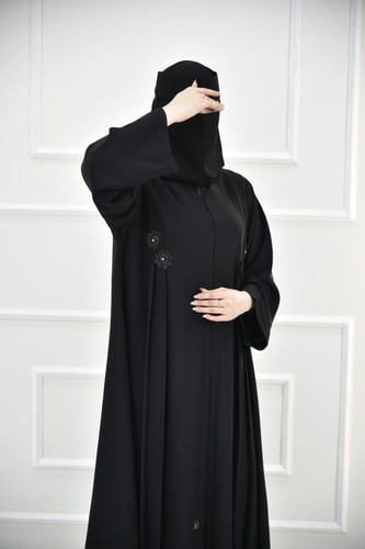 عباية كلوش ناعمة مع كسرات وتطريز ورود جميلة