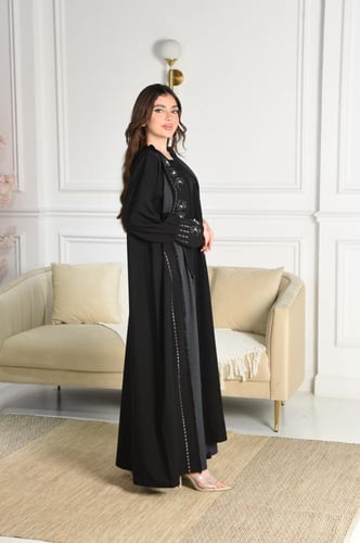 عباية كتان بتطريز ساحر من الخرز والأصداف