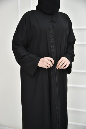 عباية سادة مزينة بأزرار على الصدر