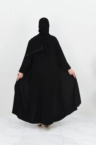 عباية بتصميم مميز مع تفاصيل ذهبية