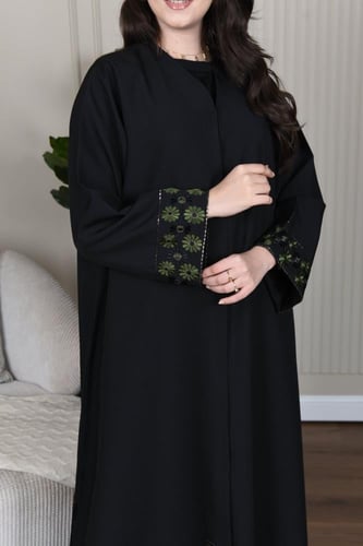 عباية سوداء بتطريز أنيق بألوان ساحرة على الأكمام