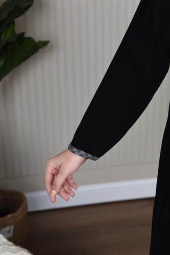 عباية سوداء أنيقة بتحديدات ملونة وأكمام مفتوحة