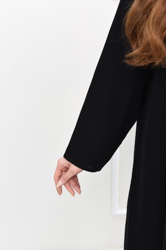 عباية كلوش بتصميم سادة من الأمام ومقلم بالترتر من...