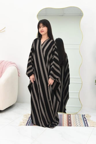 عباية بناتي بقصة البشت مقلم بلون الأبيض والأسود