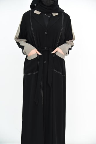 عباية عملية مع ربطة وجيوب بتفاصيل بيج